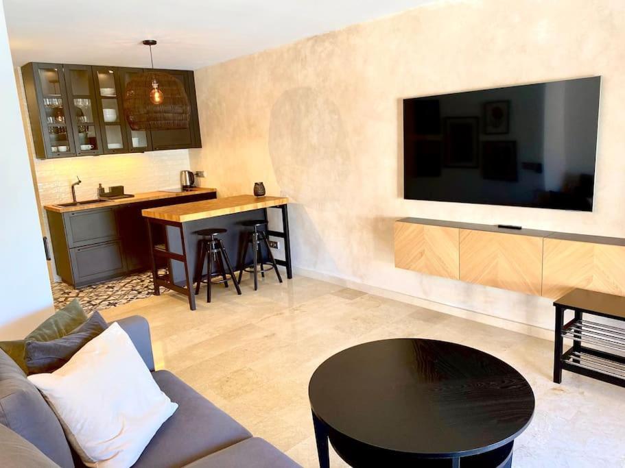 Stylish & Modern 1 Bedroom Suite On Frontline Of Playa Del Duque Costa Adeje  ภายนอก รูปภาพ